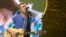 Chris Martin du groupe Coldplay en concert dans le New Jersey le 16 juillet 2016.