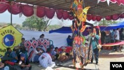 Layang-layang bergambar karakter wayang siap diterbangkan di Festival Layang-Layang 2012, Surabaya. (VOA/Petrus Riski)