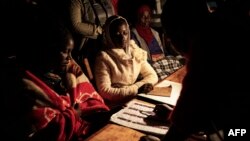 Para petugas menghitung hasil pemungutan suara di Lilongwe, Malawi (21/5). 