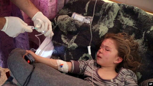 Una ni&ntilde;a de 7 a&ntilde;os que fue sacada de debajo de los escombros despu&eacute;s de una operaci&oacute;n de rescate de 50 horas recibe tratamiento en un hospital en el norte de la provincia de Idlib, Siria, el mi&eacute;rcoles 8 de febrero de 2023. Sus padres y hermanos murieron. (Foto AP/Omar Albam)