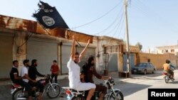 ​​ប្រជាពលរដ្ឋ​​​​​​រស់នៅ​​​ក្នុង​​​ទីក្រុង ​​​Tabqa​​​ កំពុង​​​ជិះ​​​ម៉ូតូ​​​គ្រវី​​​ទង់ជាតិ​​​​​​អបអរ​​​សាទរ​​​បន្ទាប់​​​ពី​​​ពេល​​​​​​ក្រុម​​​សកម្ម​​​ប្រយុទ្ធ​​​ Islamic ​​​State​​​ បាន​​​វាយ​​​ដណ្ដើម​​​កាន់​​​កាប់​​​បាន​​​ទីតាំង​​ជើង​​​ហោះ​​​ហើរ​​​​​​ ​​​Tabqa​​​​​​​ ក្នុង​​​​​​ប្រទេស​​​ស៊ីរី​​​កាលពី​​​ថ្ងៃ​​​ទី​​​ ២៤​​​ខែ​​​សីហា​​​ឆ្នាំ​​​២០១៤​​​។