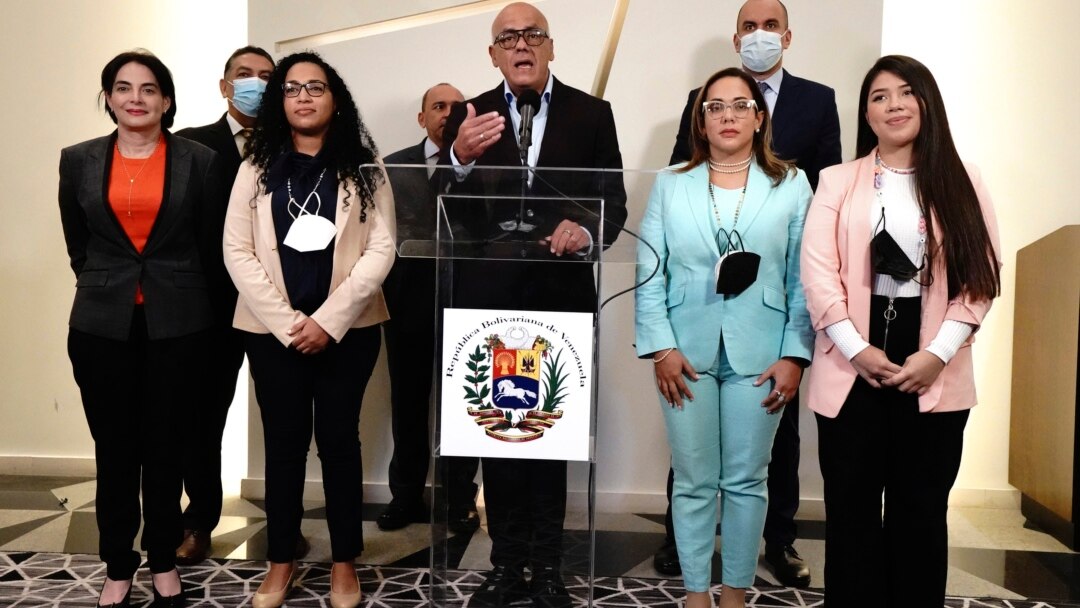El jefe de la delegación del gobierno de Venezuela, Jorge Rodríguez, dijo que nunca estuvo contemplado abandonar el proceso.