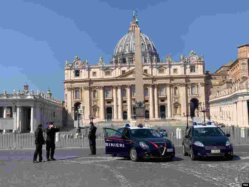 Police preside over an empty St. Peter&#39;s Square and Basilica. (Photo: Sabina Castelfranco / VOA) 