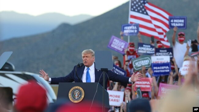 Tổng thống Donald Trump tại cuộc vận động tranh cử ở phi trường Thành phố Carson, Nevada, ngày 18/10/2020.
