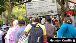 Decenas de miles de nicaragüenses han sido inoculados en la frontera con Honduras. En la foto, nicaragüenses hacen largas filas en Honduras para obtener la vacuna de Moderna contra el COVID-19. Foto VOA.