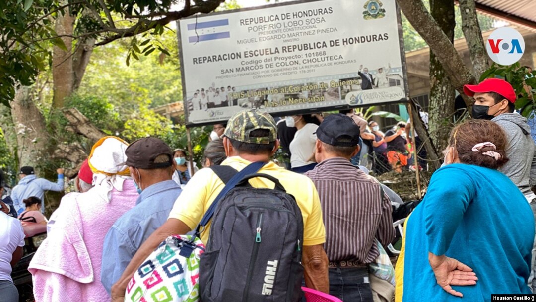 Decenas de miles de nicaragüenses han sido inoculados en la frontera con Honduras. En la foto, nicaragüenses hacen largas filas en Honduras para obtener la vacuna de Moderna contra el COVID-19. Foto VOA.