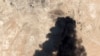 Una imagen satelital de Planet Labs Inc., el sábado 14 de septiembre de 2019, muestra un espeso humo negro saliendo de la planta de procesamiento de petróleo Abqaiq de Saudi Aramco en Buqyaq, Arabia Saudí.