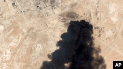 دودهای ناشی از حمله روز شنبه به تاسیسات «بقیق» متعلق به شرکت نفت دولتی «آرامکو» در شرق عربستان