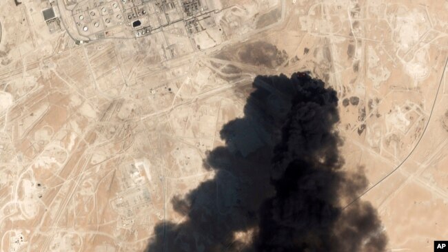 卫星图像显示沙特石油设施星期六遭到攻击引起大火。