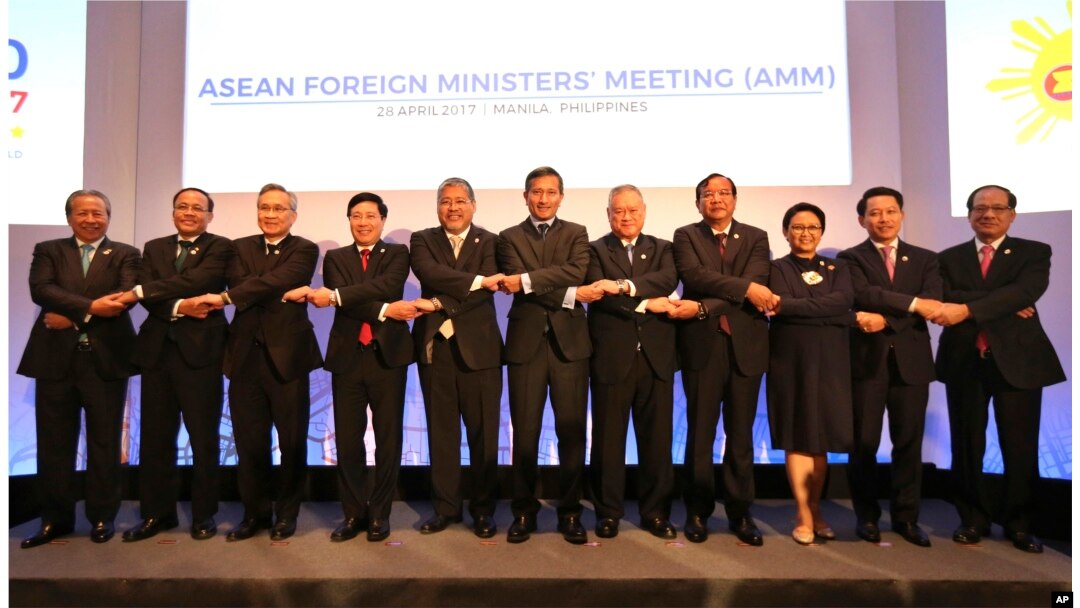 FILE - Association of Southeast Asian Nations (ASEAN) foreign ministers and Secretary-General Le Luong Minh pose for a group photo during the ASEAN Foreign Ministers Meeting (AMM) in metropolitan Manila, Philippines, April 28, 2017.