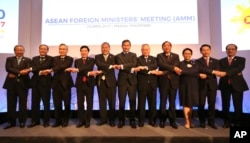 FILE - Association of Southeast Asian Nations (ASEAN) foreign ministers and Secretary-General Le Luong Minh pose for a group photo during the ASEAN Foreign Ministers Meeting (AMM) in metropolitan Manila, Philippines, April 28, 2017.