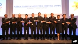 FILE - Association of Southeast Asian Nations (ASEAN) foreign ministers and Secretary-General Le Luong Minh pose for a group photo during the ASEAN Foreign Ministers Meeting (AMM) in metropolitan Manila, Philippines, April 28, 2017. 