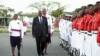 Menteri Pertahanan AS Lloyd Austin (tengah) memeriksa pasukan kehormatan di Kamp Black Rock saat tiba di Nadi. (Foto: AFP)