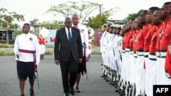 Menteri Pertahanan AS Lloyd Austin (tengah) memeriksa pasukan kehormatan di Kamp Black Rock saat tiba di Nadi. (Foto: AFP)