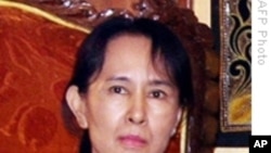 Burmese Democracy Leader Meets Western Diplomats