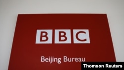 Una placa con el logo de la BBC se observa en la entrada del buró de dicho canal en Beijing, China. [Foto de archivo]