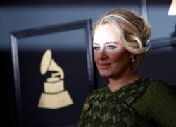 Adele saat menghadiri Acara Penghargaan Tahunan Grammy Awards ke-59 di Los Angeles, California, 12 Februari 2017. (REUTERS/Mario Anzuoni)