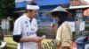 Bupati Purwakarta Dedi Mulyadi ketika menemui ibu Sahen.