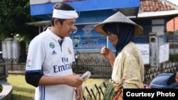 Bupati Purwakarta Dedi Mulyadi ketika menemui ibu Sahen.