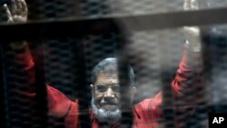 Le président Mohamed Morsi réagit à sa condamnation à mort au Caire en Egypte le 21 juin 2015.