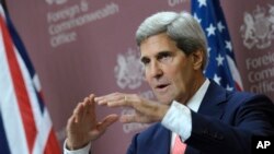 Ngoại trưởng Hoa Kỳ John Kerry phát biểu trong cuộc họp báo với Ngoại trưởng Anh William Hague tại London, ngày 9/9/2013.