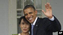 2012年11月19日，美国总统奥巴马（右）在缅甸民主运动领袖昂山素季在仰光的家中与她拥抱并向人们挥手致意。
