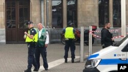 Polisi mengamankan lokasi terjadinya penikaman terhadap dua warga AS di sebuah stasiun di Amsterdam, Belanda (31/8). 