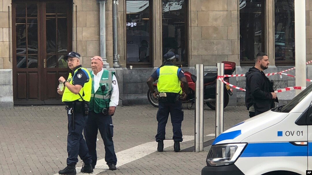 Polisi mengamankan lokasi terjadinya penikaman terhadap dua warga AS di sebuah stasiun di Amsterdam, Belanda (31/8). 