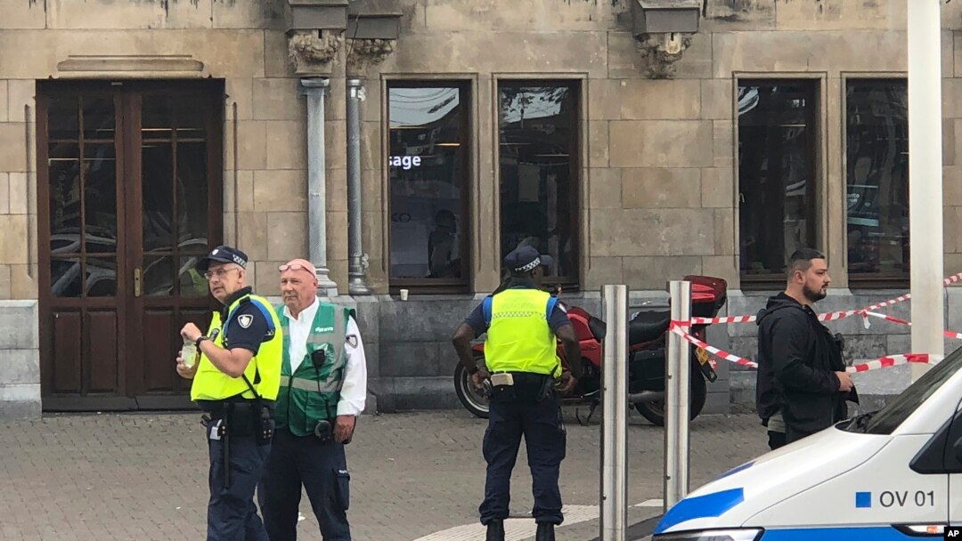 Cảnh sát Hà Lan gần hiện trường vụ đâm 2 du khách Mỹ gần ga chính tại Amsterdam, Hà Lan ngày 31/8/2018.