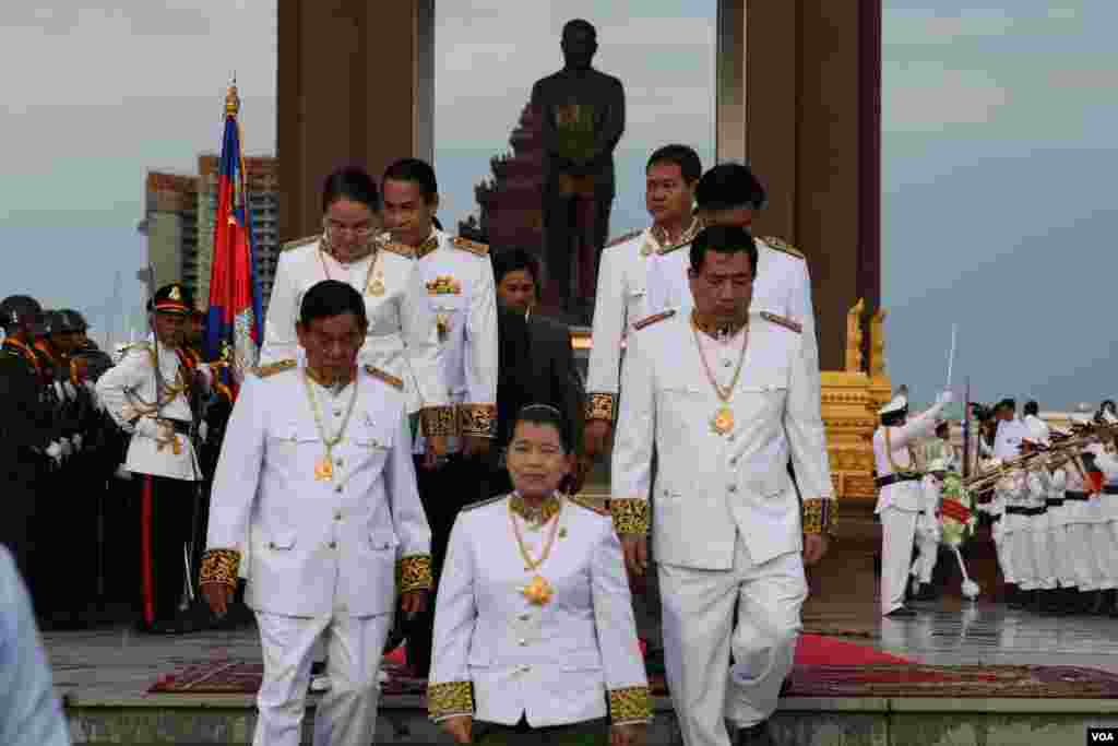 លោកស្រី ម៉ែន សំអន ឧបនាយករដ្ឋមន្រ្តីនិងជារដ្ឋមន្ត្រីក្រសួងទំនាក់ទំនងជាមួយរដ្ឋសភា ព្រឹទ្ធសភា និងអធិការកិច្ច នៅក្នុងពិធីគោរពថ្វាយព្រះវិញ្ញាណក្ខន្ធព្រះករុណាព្រះបាទសម្តេចនរោត្តម សីហនុ ព្រះបរមរដ្ឋនកោដ្ឋ នៅថ្ងៃខួបបីឆ្នាំដែលព្រះអង្គបានសោយទីវង្គត។ កម្មវិធីនេះប្រារព្ធឡើងនៅបូជនីយដ្ឋានតម្កល់រូបសំណាកព្រះបរមរតនកោដ្ឋ នៅលើមហាវិថីសីហនុ នៅរាជធានីភ្នំពេញ នៅព្រឹកថ្ងៃទី១៥ ខែតុលា។ អតីតព្រះមហាក្សត្រព្រះបាទនរោត្តម សីហនុសោយទីវង្គត នៅព្រះជន្ម៨៩ព្រះវស្សា នៅទីក្រុងប៉េកាំងនៃប្រទេសចិន កាលពីថ្ងៃទី១៥ ខែតុលា ឆ្នាំ២០១២។ (ឡេង ឡែន /VOA)
