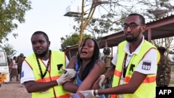 Les secours au chevet d'une étudiante de l’université de Garissa, 2 avril 2015.