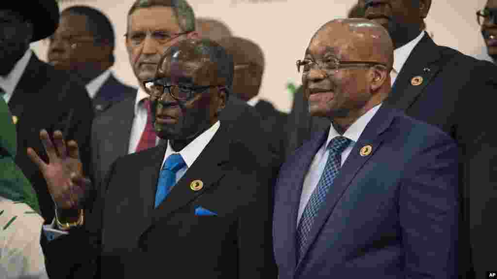 Le président du Zimbabwe et président en exercice du Sommet de l&rsquo;Union africaine, Omar el-Bashir, à droite, débout près du président sud-africain Jacob Zuma lors d&#39;une séance de photos au sommet de l&#39;Union africaine à Johannesburg, dimanche 14 Juin à 2015