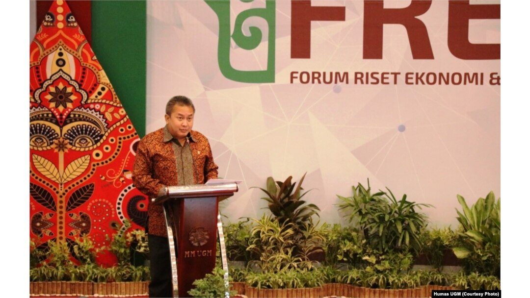 Hoesen, Kepala Eksekutis Pengawas Pasar Modal Otoritas Jasa Keuangan (OJK) saat memberikan sambutan di Forum Riset Ekonomi dan Keuangan Syariah (FREKS) 2019, di Yogyakarta, Selasa, 15 Oktober 2019. (Foto: Humas UGM)