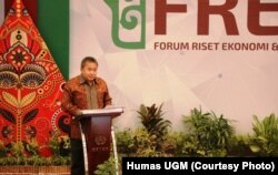 Hoesen, Kepala Eksekutis Pengawas Pasar Modal Otoritas Jasa Keuangan (OJK) saat memberikan sambutan di Forum Riset Ekonomi dan Keuangan Syariah (FREKS) 2019, di Yogyakarta, Selasa, 15 Oktober 2019. (Foto: Humas UGM)