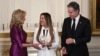  امریکی وزیر خارجہ انٹنی بلنکن اور خاتون اول جل بائیڈن افغانستان کی بنفشہ یعقوبی کو ویمین آف کریج ایوارڈ دے رہے ہیں، فوٹو اے ایف پی ، 4 مارچ 2024