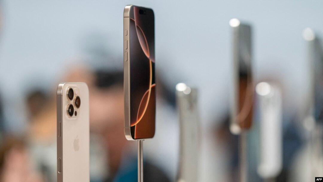 Rangkaian iPhone 16 ditampilkan dalam acara peluncurannya di Cupertino, California, pada 9 September 2024. (Foto: AFP/Nic Coury)