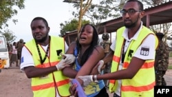 Paramédicos asistena auna mujer cerca de la Universidad de Garissa en Kenia, que fue atacada por militantes de al-Shabab. 