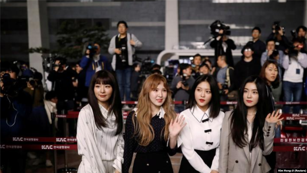 Integrantes del grupo surcoreano de K-pop Red Velvet posan antes de su viaje a Pyongyang en el Aeropuerto Internacional de Gimpo International en Seúl, Corea del Sur, Marzo 31, 2018. REUTERS/Kim Hong-Ji