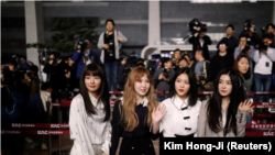 Integrantes del grupo surcoreano de K-pop Red Velvet posan antes de su viaje a Pyongyang en el Aeropuerto Internacional de Gimpo International en Seúl, Corea del Sur, Marzo 31, 2018. REUTERS/Kim Hong-Ji