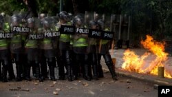 Bombas molotov y gases lacrimógenos fueron usados en la protesta frente a la sede del Consejo Nacional Electoral en Caracas.