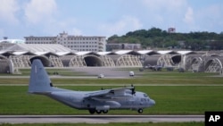 一架美国海军陆战队 C-130 大力士运输机降落在日本南部冲绳西部嘉手纳镇的嘉手纳空军基地机场。(美联社：2023年8月24日)