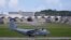 一架美国海军陆战队 C-130 大力士运输机降落在日本南部冲绳西部嘉手纳镇的嘉手纳空军基地机场。(美联社：2023年8月24日)