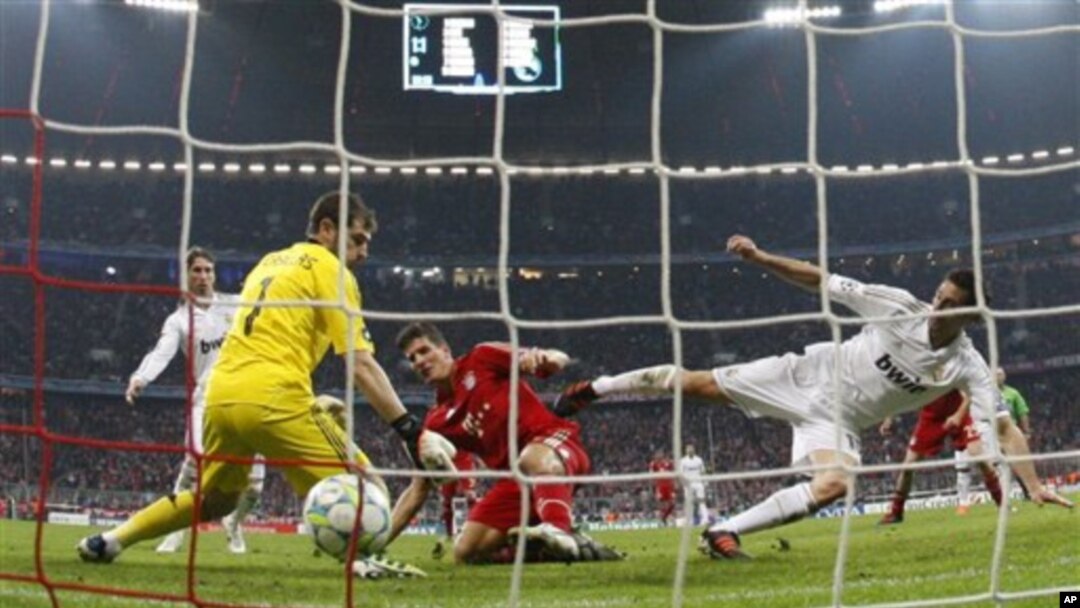Penyerang Bayern, Mario Gomez berhasil membobol gawang Iker Casillas (Madrid) untuk kedua kalinya dalam semi final kejuaraan sepakbola di Munich, Jerman (17/4)
