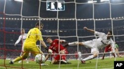 Penyerang Bayern, Mario Gomez berhasil membobol gawang Iker Casillas (Madrid) untuk kedua kalinya dalam semi final kejuaraan sepakbola di Munich, Jerman (17/4)