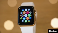 Apple Watch berlapis emas di gerai Apple di Berlin, 10 April 2015. (Foto: dok.)