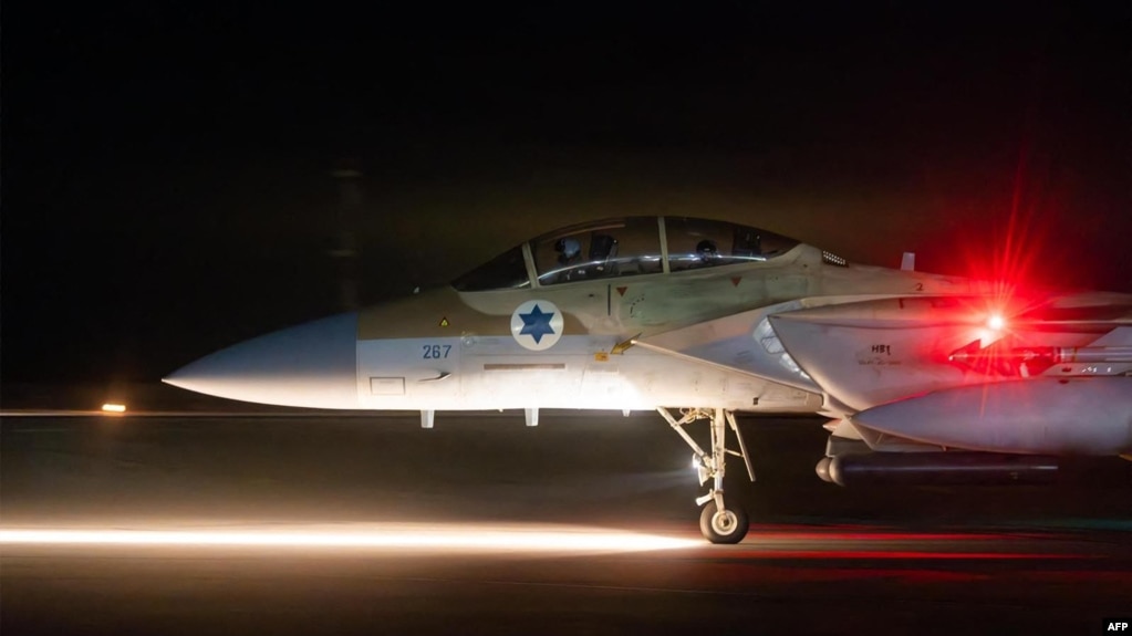 资料照片: 2024年4月14日一架以色列战机在执行拦截来自伊朗的空中威胁后停在一个秘密机场(photo:VOA)
