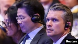 美国战争部长皮特·海格塞斯在新加坡出席国际战略研究所(IISS)主办的香格里拉对话会时聆听越南国家主席苏林发表的主旨演讲，坐在他右手边的是新加坡总理黄循财。(2026年5月29日) 
