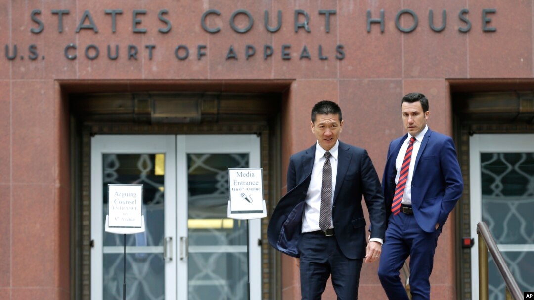 Jaksa Agung Hawaii Doug Chin (kiri) berjalan dengan Joshua Wisch (kanan), asisten khusus jaksa agung, di luar gedung pengadilan federal di Seattle, Senin, 15 Mei 2017. (AP Photo/Ted S. Warren)