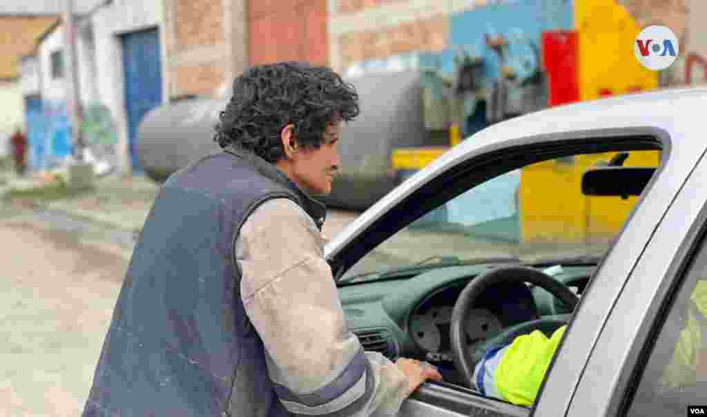 Muchos de los habitantes de calle reconocen el carro y la vestimenta de Beltr&#225;n y se acercan para pedirle comida, abrigo o simplemente para saludarlo.