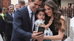 Ông Guaido và vợ con.